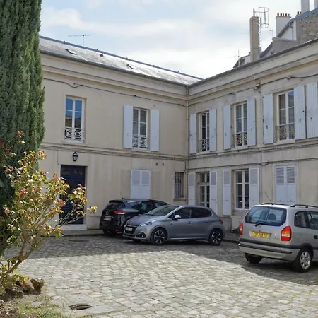 아파트 Les Menus Plaisirs *